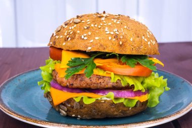 Çedar peyniri, et ve taze sebze ile tek Amerikan burger
