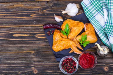 Füme tavuk kanadı ile baharat, meze