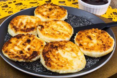 Pudra şekeri ile lezzetli lor peynirli kek