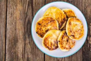 Pudra şekeri ile lezzetli lor peynirli kek