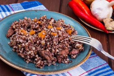 Garnitür kırmızı pirinç, sarımsak, sebze, tavuk eti