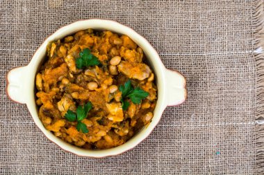 Sebze ve fasulye cassoulet