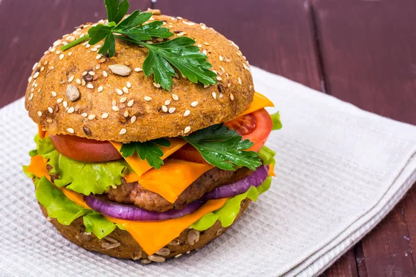 Single american burger with cheddar cheese, meat and fresh vegetables — Stock Photo, Image