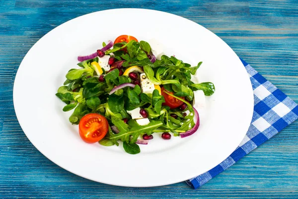 Salada de legumes frescos, queijo de cabra e sementes de romã — Fotografia de Stock