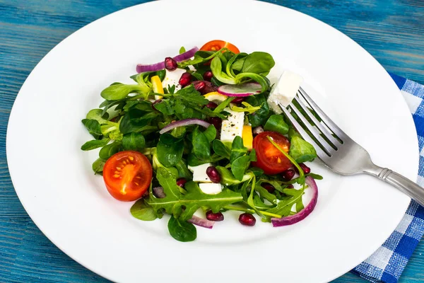 Salat af friske grøntsager, gedeost og granatæblefrø - Stock-foto
