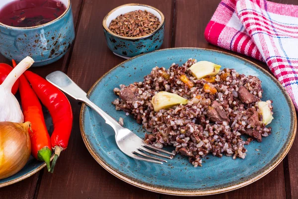 Decorar de arroz vermelho, alho, legumes, carne de frango — Fotografia de Stock