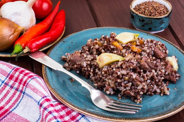 Decorar de arroz vermelho, alho, legumes, carne de frango — Fotografia de Stock