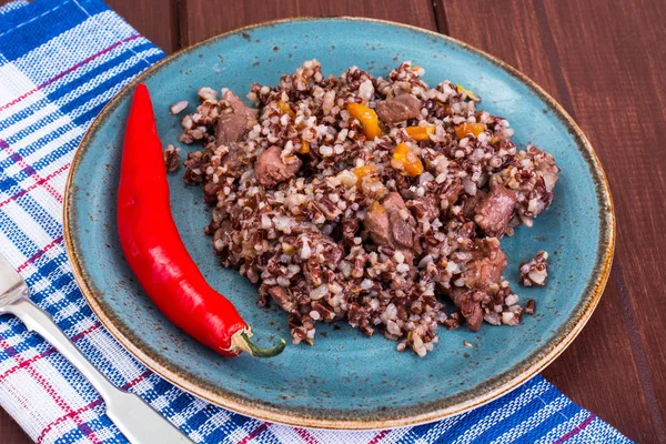 Garnitur aus rotem Reis, Knoblauch, Gemüse, Hühnerfleisch — Stockfoto
