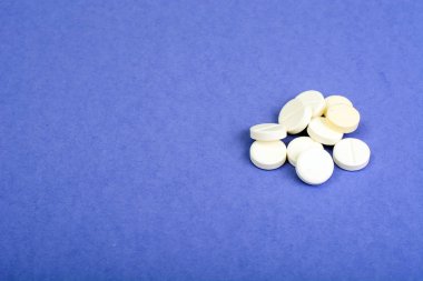 İlaç sanayii. Menekşe arka plan üzerinde beyaz hap