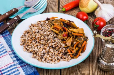 Vejetaryen yemek. Buğday lapası haşlanmış sebzeler