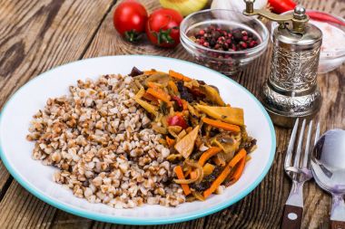 Vejetaryen yemek. Buğday lapası haşlanmış sebzeler