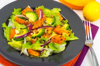 Lezzetli salata avokado, kabak, yeşil ile