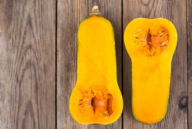 Tahta masada dilimlenmiş balkabağı.