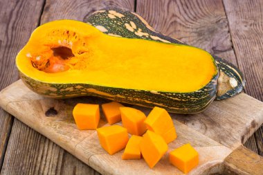 Tahta masada dilimlenmiş balkabağı.