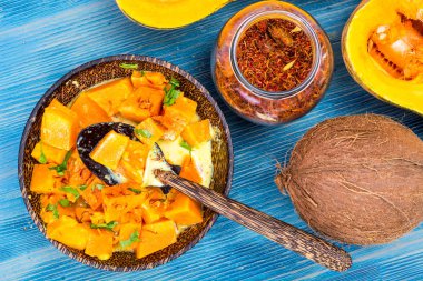 Baharatlı körili kabak safran içinde Hindistan cevizi sütü ile