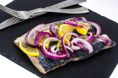 Tuzlu ringa balığı filetosu, kırmızı soğan, limon