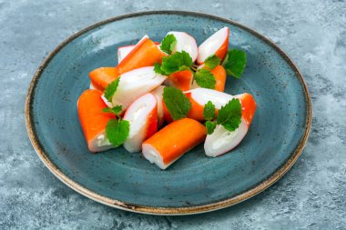 Surimi Yengeç sopa plaka üzerinde