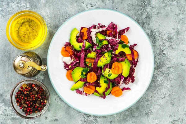 Vegetarische Salade met radicchio en avocado — Stockfoto