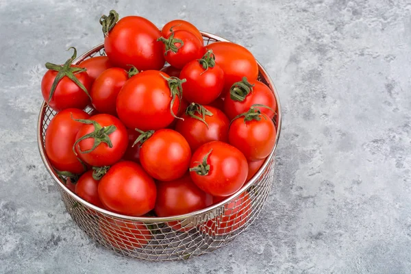 Küçük taze olgun kırmızı domates vardır — Stok fotoğraf
