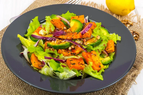 Läcker sallad med avokado, pumpa, greener — Stockfoto