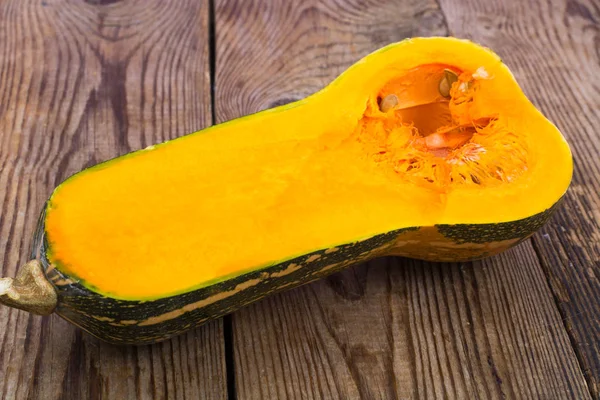 Tahta masada dilimlenmiş balkabağı.