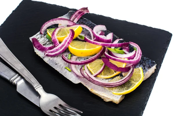 Tuzlu ringa balığı filetosu, kırmızı soğan, limon — Stok fotoğraf