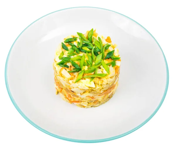 Салат из свинины с кальмарами на тарелке — стоковое фото