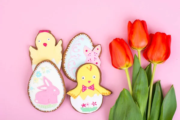 Regalos de Pascua, dulces panes de jengibre, flores sobre fondo pastel — Foto de Stock