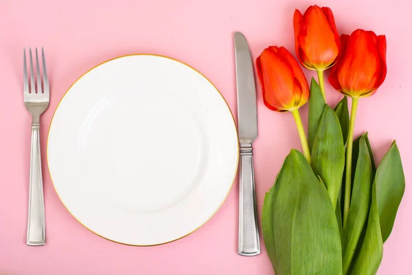 흰 접시, 꽃다발, 밝은 파스텔 배경 — 스톡 사진