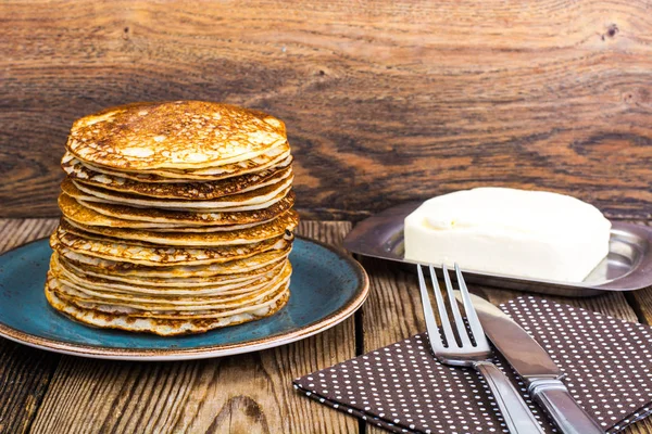 Hoher Stapel heißer Pfannkuchen auf Holztisch — Stockfoto