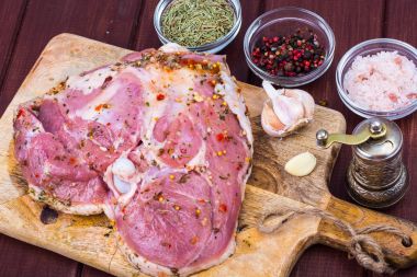 Hindi eti baharat ve otlar kesme tahtası üzerinde