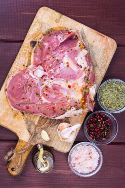 Hindi eti baharat ve otlar kesme tahtası üzerinde