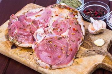 Hindi eti baharat ve otlar kesme tahtası üzerinde