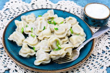 Mantı mavi plaka üzerinde pişmiş Delicious