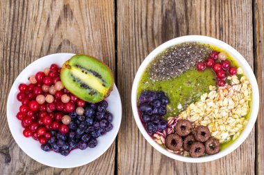 Taze meyve, chia tohum ve hububat menüsüyle kahvaltı için Detoks. Sağlıklı gıda