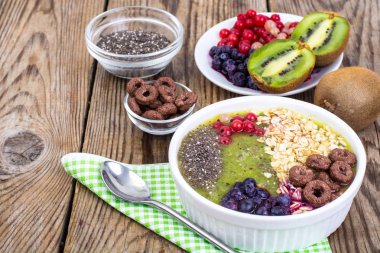 Taze meyve, chia tohum ve hububat menüsüyle kahvaltı için Detoks. Sağlıklı gıda