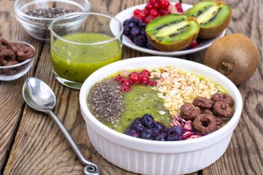 Taze meyve, chia tohum ve hububat menüsüyle kahvaltı için Detoks. Sağlıklı gıda