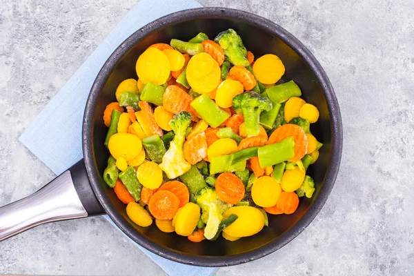 Mezcla congelada de verduras en sartén — Foto de Stock