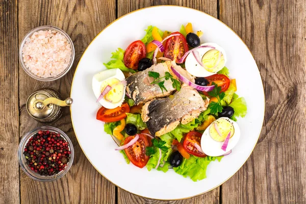 Salát s konzervami z tuňáků, zdravé potraviny — Stock fotografie