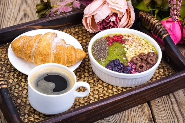 Детоксикаційне меню зі свіжими фруктами, насінням чіа та зерном на сніданок. Здорова їжа — стокове фото