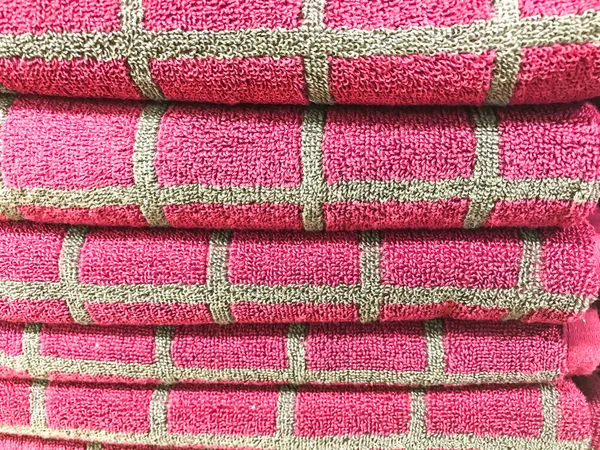 Pilhas de toalha terry colorido em prateleiras — Fotografia de Stock