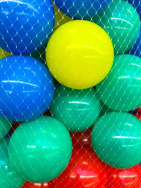 Färgade bollar i rutnät — Stockfoto