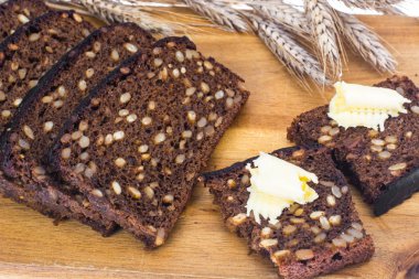 Ayçiçeği tohumu ve tereyağı ile dilimlenmiş çavdar ekmeği