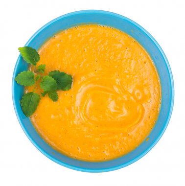 Kremalı mercimek çorbası ile taze nane, üstten görünüm