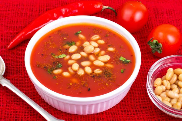 Sopa de tomate picante quente com feijão branco e pimenta — Fotografia de Stock