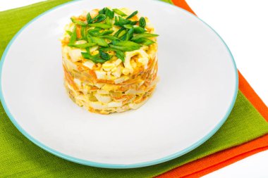 Plaka, peçete üzerinde kalamar salatası bölümü