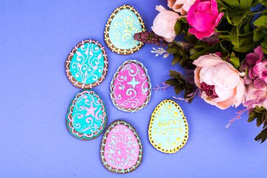 Paskalya yumurtaları parlak zemin üzerine lezzetli ev yapımı kurabiye olarak kurulan