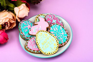 Paskalya ev yapımı ile farklı desen plaka üzerine krema yumurta şeklinde gingerbread çerezleri pişmiş