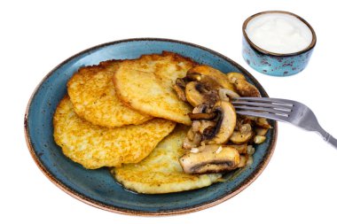 Kızarmış yağlı mantar ile sıcak patates pancakes