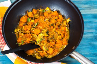 Kabak, sebze ve mantar wok içinde